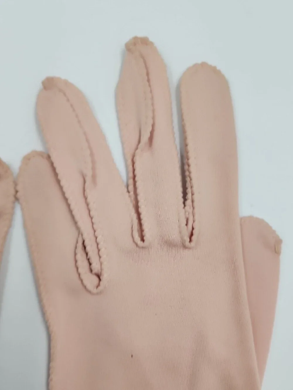 Vintage Women's Classic Scalloped Edge Gloves - Blush Pink